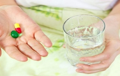 نوشیدنی‌هایی که هرگز نباید همراه دارو مصرف شوند
