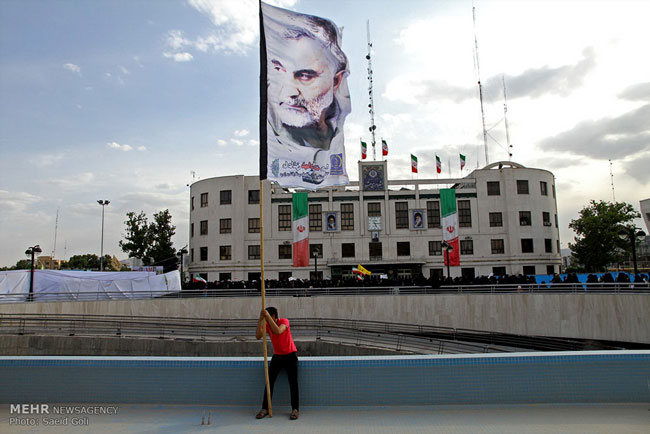 پرچم حاج قاسم در تجمع مشهدی‌ ها/عکس