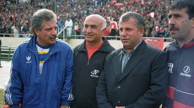 منصور پور حیدری در مسابقه فوتبال بین تیم های استقلال و پیروزی در سال 1379حضور دارد.