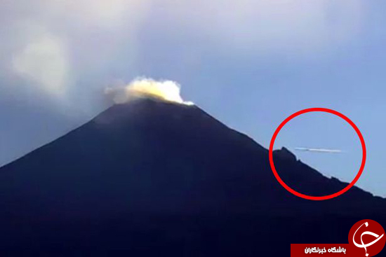 شئ پرنده ناشناس در حال پرواز نزدیک دهانه آتشفشان