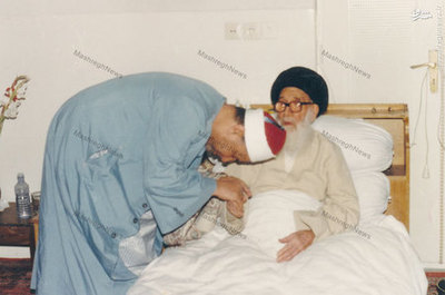  آیت الله العظمی سیدمحمدرضا گلپایگانی در دیدار با یکی از قراء مصری