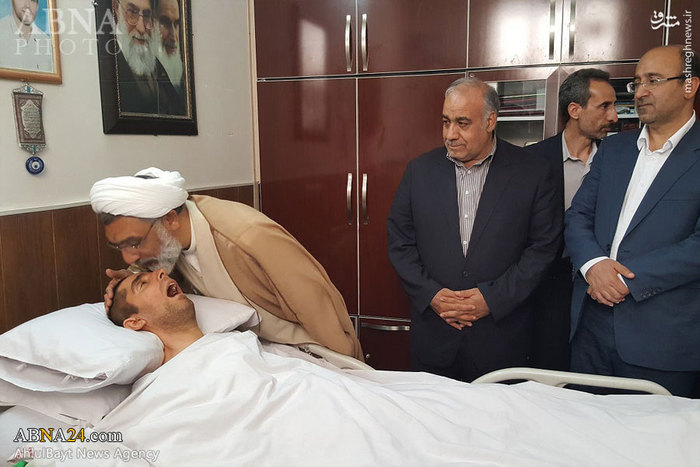 عیادت وزیر دادگستری از یک شهید زنده/عکس