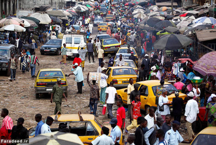 گینه نو نهمین کشور فقیر جهان کشوری غنی از منابع با درآمد پایین‌ است. در حدود 40 درصد از جمعیت کشور در فقر به سر می‌برند. کمبود فرصتهای شغلی رسمی برای جمعیت جوان جویای کار یکی از مهمترین دلایل فقر در این کشور قلمداد می‌شود. درآمد سرانه در این کشور 1388 دلار است