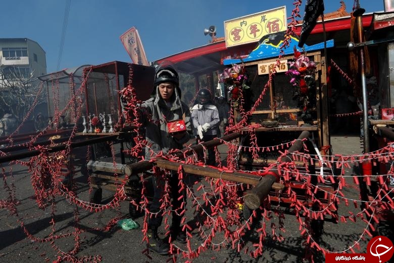 چهارشنبه‌سوری به سبک تایوانی‌ها +تصاویرچند رسانه‌ای عکس - جوانان تایوانی جشنواره آتش بازی را با کلاه های ایمنی در شهر تاینان این کشور برگزار کردند. چهارشنبه‌سوری به سبک تایوانی‌ها +تصاویر