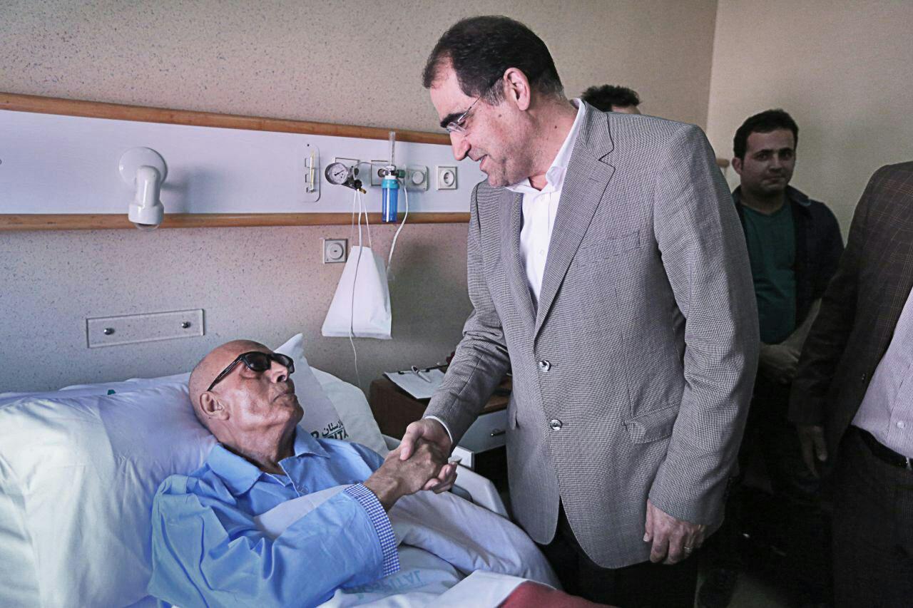 عیادت وزیربهداشت از عباس کیارستمی/عکس