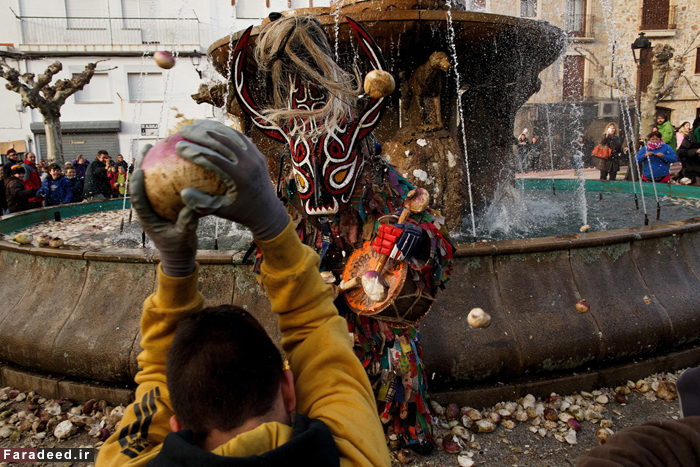 تصاویر/ حمله به شیطان با شلغم