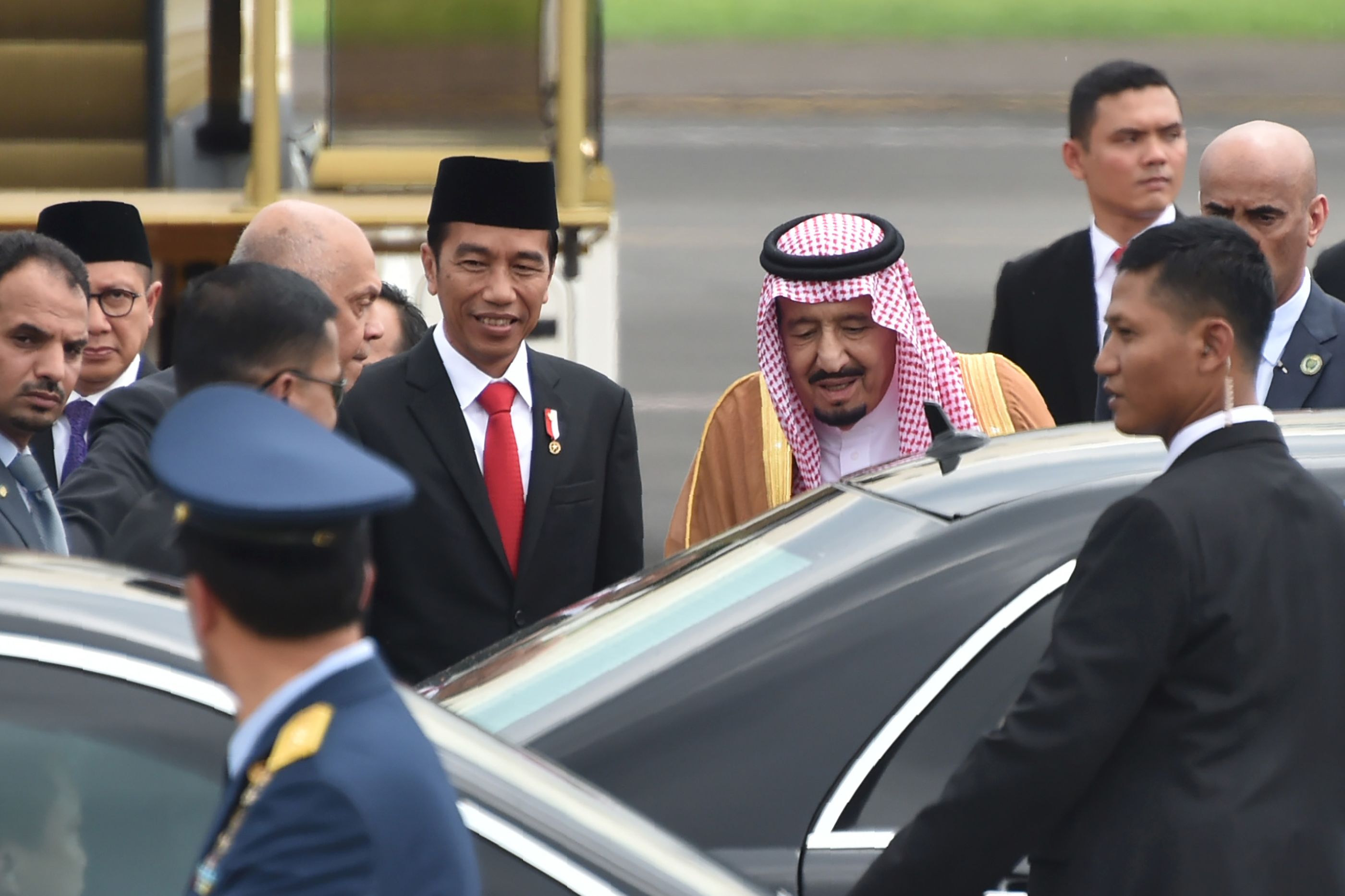 سفر پادشاه عربستان به اندونزی با هیأت همراه هزار نفره و خودروهای لیموزین