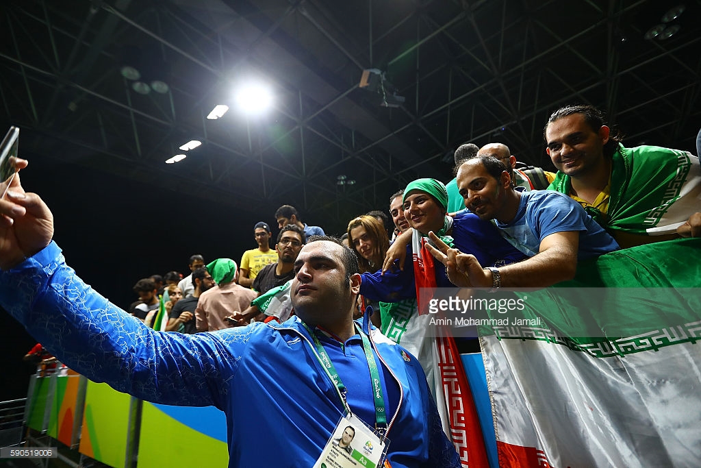 سلفی قویترین مرد جهان با هوادارانش/عکس