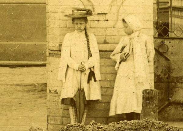 دختر سفیدپوش غمگین احتمالاً شبه است + عکس