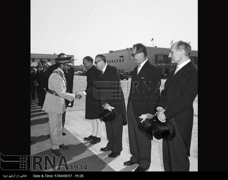 هایل سلاسی امپراتور اتیوپی در فرودگاه مهرآباد مورد استقبال رسمی مقامات ایران قرار می گیرد . 