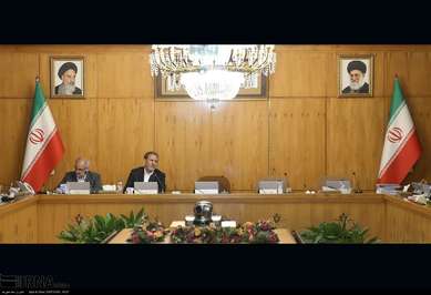 حسن روحانی در جلسه این هفته هیأت دولت حضور نداشت. او برای یک سفر استانی و افتتاح راه آهن تهران –رشت به شمال رفته بود. حسن روحانی البته حرف های بسیار مهمی در این سفر خود داشت. از جمله اینکه: به رهبر معظم انقلاب گفتم که در این مرحله نیاز به یک فرمانده داریم تا همه مردم و ارکان نظام با یک فرماندهی واحد دشمن را شکست دهند.