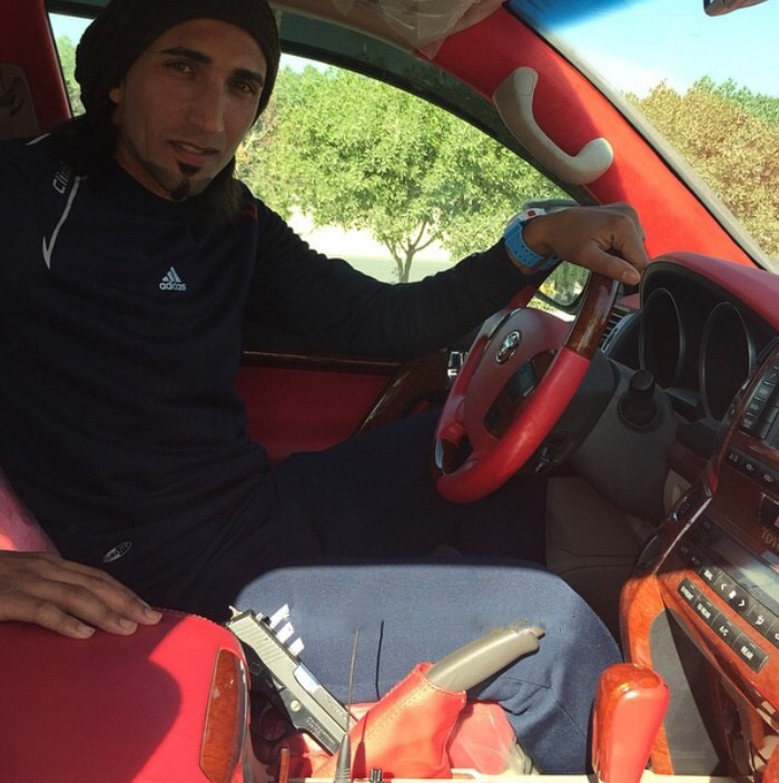 ستاره استقلال در خیابان اسلحه حمل می‌کند! + عکس