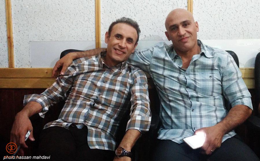 عکس یادگاری علی منصوریان و یحیی گل محمدی در پشت صحنه برنامه 90