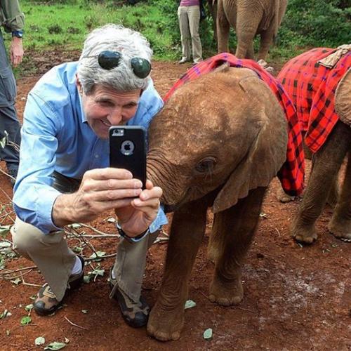 سلفی جان کری با بچه فیل (عکس)