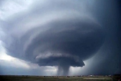 تکزاس . سوپرسلی قدرتمند در تکزاس که گرد باد عظیمی را بوجود آورده است.