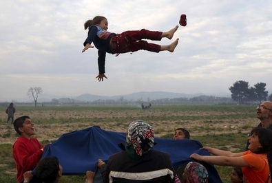 پناهجویان در منطقه مرزی مقدونیه و یونان در حال بازی و سرگرم کردن کودکان 