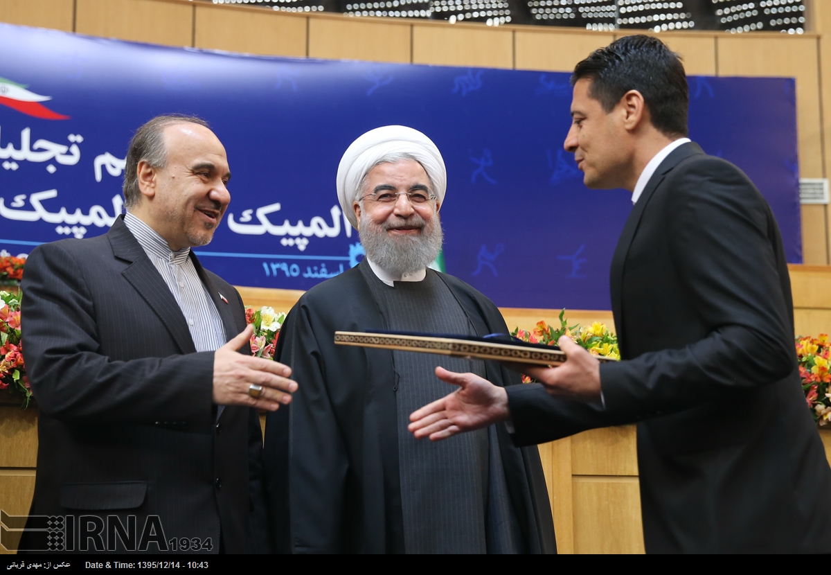 تجلیل روحانی از داور بین المللی فوتبال کشور/عکس