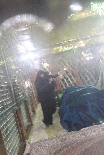 ورود خانواده آیت‌الله به داخل ضریح مطهر امام/عکس