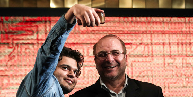 سلفی گرفتن با قالیباف/ عکس