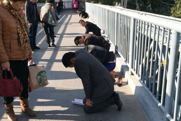 تنبیه کارکنان به سبک چینی!/عکس