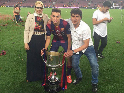 شادی بازیکن بارسا به همراه مادر محجبه‌اش/عکس