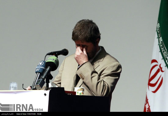 عکس: اشک‌ علی مطهری در هنگام سخنرانی