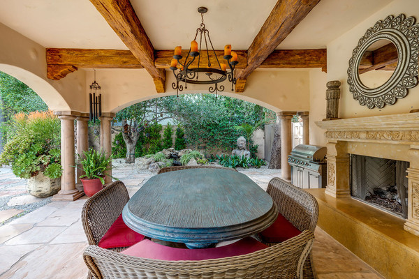 میزغذاخوری در فضای باز به سبک روستیک تزئین شده.