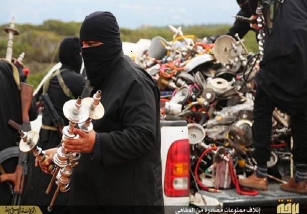 جمع آوری قلیان و سیگار توسط داعش + عکس