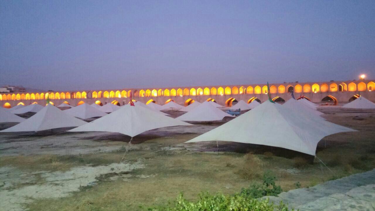 برگزاری دعای عرفه در میان زاینده رود/عکس