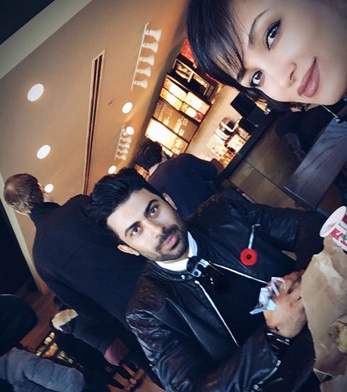 روناک یونسی و همسرش در رستوران