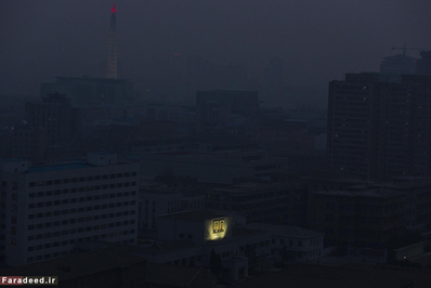 تصویر رهبران سابق کره کیم ایل سونگ و کیم جونگ ایل بر دیوار ساختمان های مرکزی پیونگ یانگ