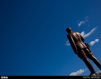 رهبران کره شمالی در جایگاهی خداگونه قرار دارند و پرستیده می شوند،‌ کره شمالی از چنین عکس‌هایی از مجسمه رهبرانش استقبال نمی‌کند