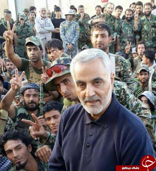 سلفی نیروهای داوطلب در سوریه با سردار سلیمانی/عکس