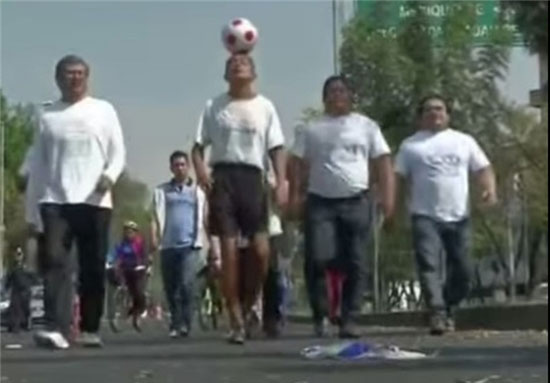 ثبت رکورد عجیب یک پیرمرد با توپ فوتبال! +عکس