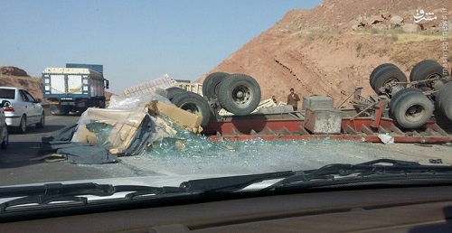 تصادف تریلی حامل بار شیشه با پژو/ عکس