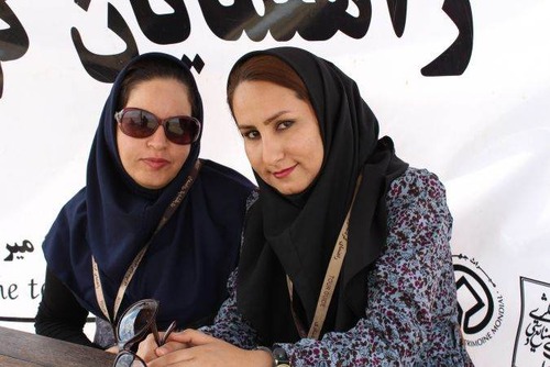 دو راهنمای کاخ موزه سعدآباد در شمال تهران