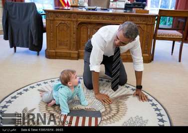 باراک اوباما با نوزاد یکی از کارکنان کاخ سفید بازی می کند.