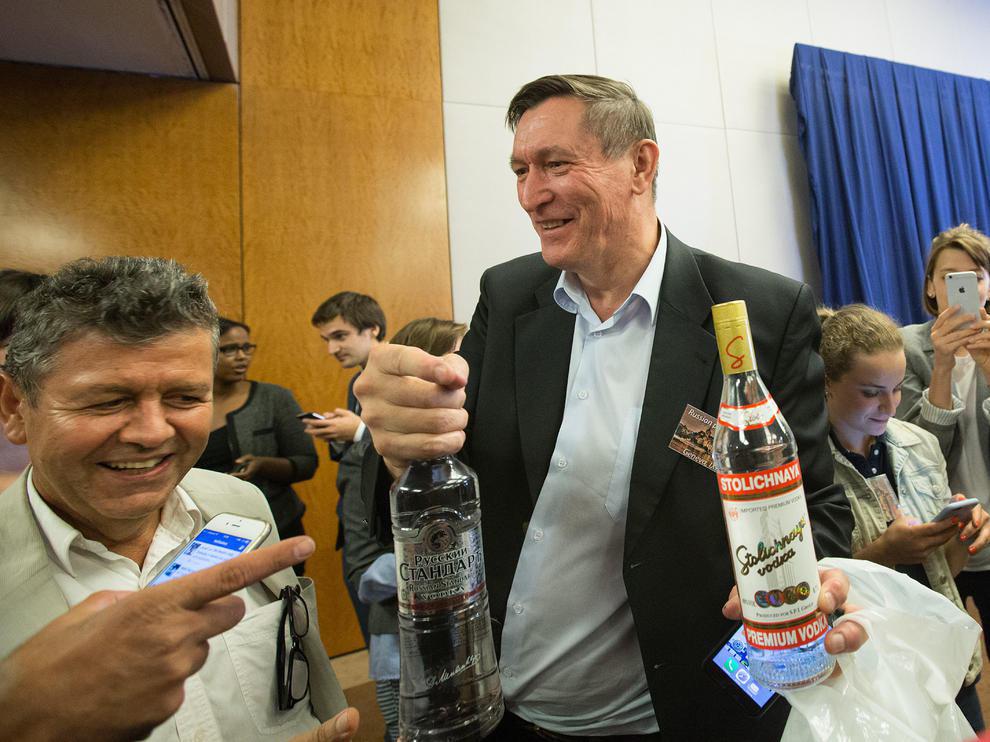 هدیه منشوری وزیر امور خارجه روسیه به خبرنگاران!/عکس