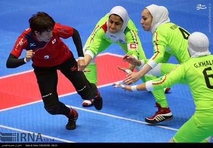 زن ژاپنی در محاصره ایرانی‌ ها /تصاویر