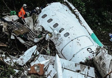 روز 9 آذر ماه، فوتبال جهان در شوک سقوط یک هواپیمای برزیلی که حامل اعضای تیم چاپه‌کوئنسه برزیل بود، قرار گرفت. اعضای این تیم قصد سفر به کلمبیا برای برگزاری فینال جام سودآمریکانا را داشتند که نزدیک فرودگاه مقصد، هواپیمای آنها سقوط کرد.