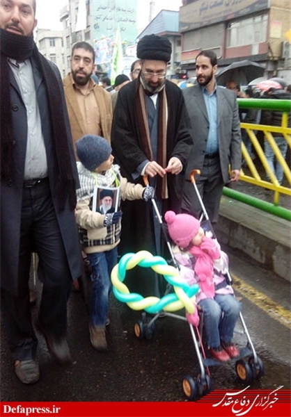 نوه‌های رهبر انقلاب در راهپیمایی امروز/ عکس