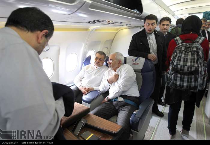 هم‌نشینی ظریف و حسین فریدون در هواپیما /عکس