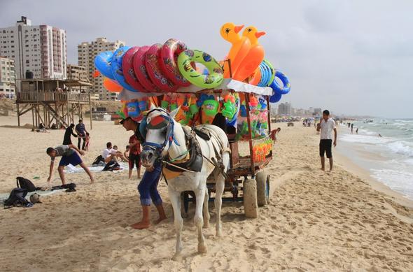 تصاویر : افزایش دما و پناه بردن مردم غزه و رام الله به دریا