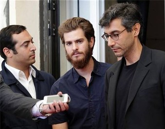 رامین بحرانی (راست) و اندرو گارفیلد (وسط)، کارگردان و بازیگر «99 خانه» پیش از رسیدن به فرش قرمز جشنواره فیلم ونیز.