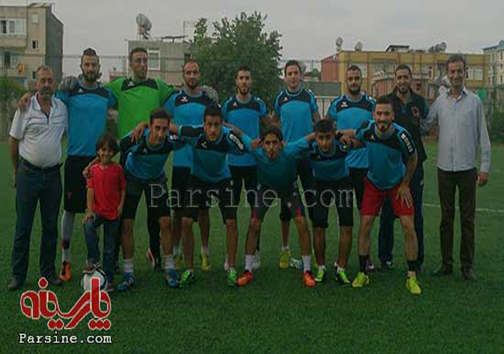 مهاجری که با لگد خبرنگار مجاری زمین خورد کیست؟