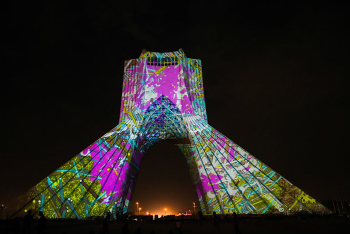 (تصاویر) رقص‌نور هنرمند آلمانی در برج آزادی