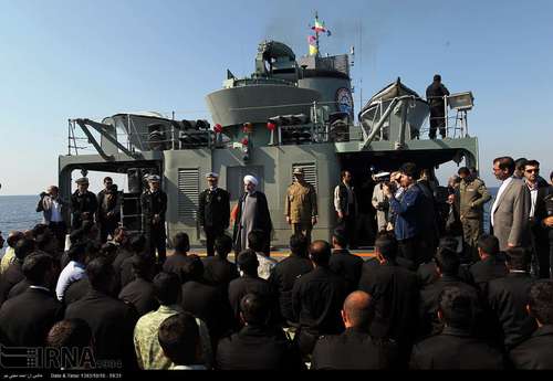 نماز جماعت به امامت روحانی در ناوشکن جماران (عکس)