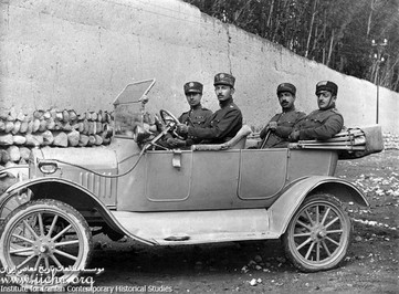 سرهنگ حسن بقایی با سه تن از افسران لشکر آذربایجان در تبریز، در اولین اتومبیل نظامیان 
