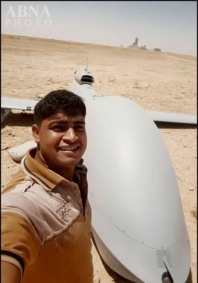 سلفی عراقی‌ها با پهپاد ساقط شده آمریکایی/عکس