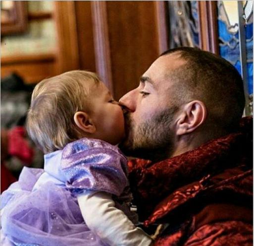 یک عکس جالب از کریم بنزما و دخترش